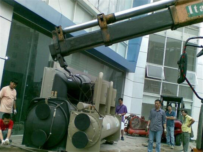 武宣县随车吊和汽车吊的核心区别是什么？哪种更省钱？